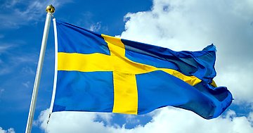 Sveriges flagga mot en himmel.