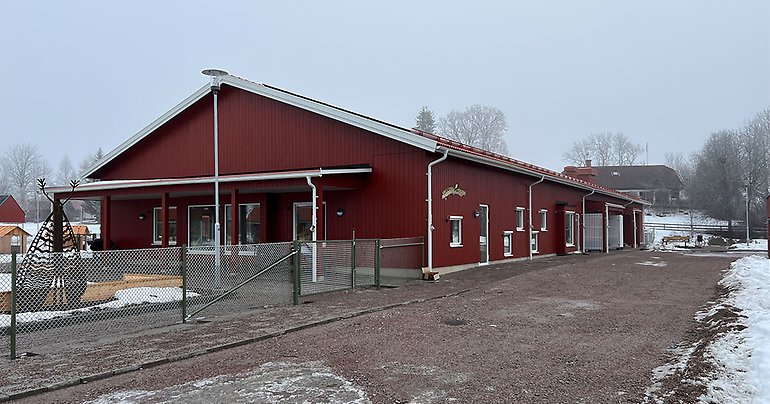 En röd förskolebyggnad.
